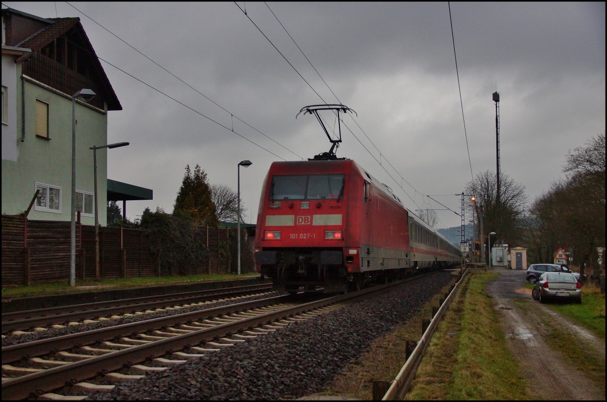 101 027-1 schiebt den IC 2157 in Richtung Leipzig gesehen am 28.01.15 in Ludwigsau-Friedlos.