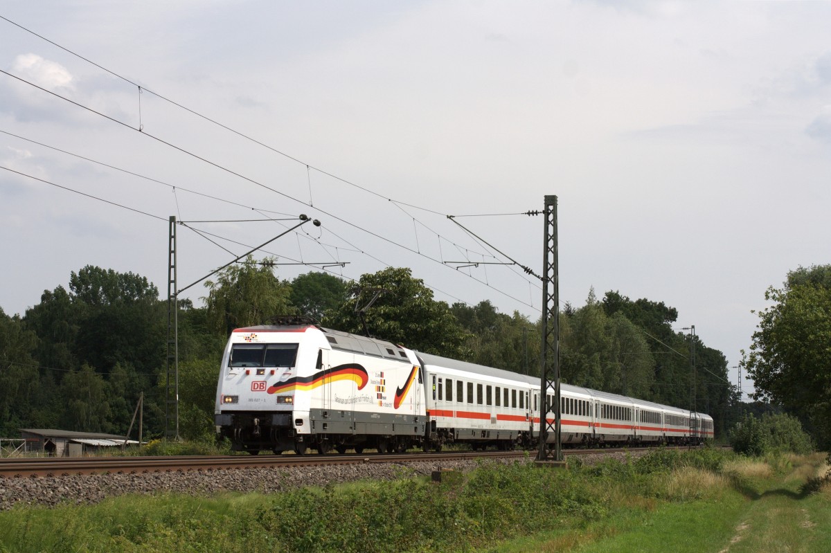 101 027-1 zieht am 24.07.2015 den IC 2440 nahe des ehemaligen Bahnhofs Woltorf Richtung Westen.