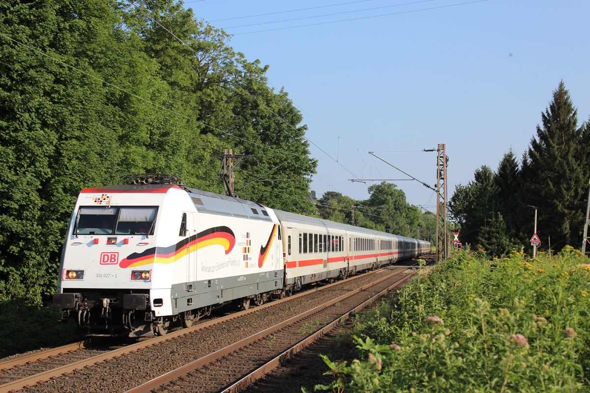 101 027 am 16.07.2015 mit IC 2022 am Bü Caspersbroicher Weg in Solingen