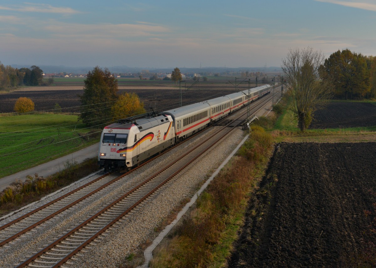 101 027 mit einem Flüchtlings-IC am 28.10.2015 bei Unternberg. 