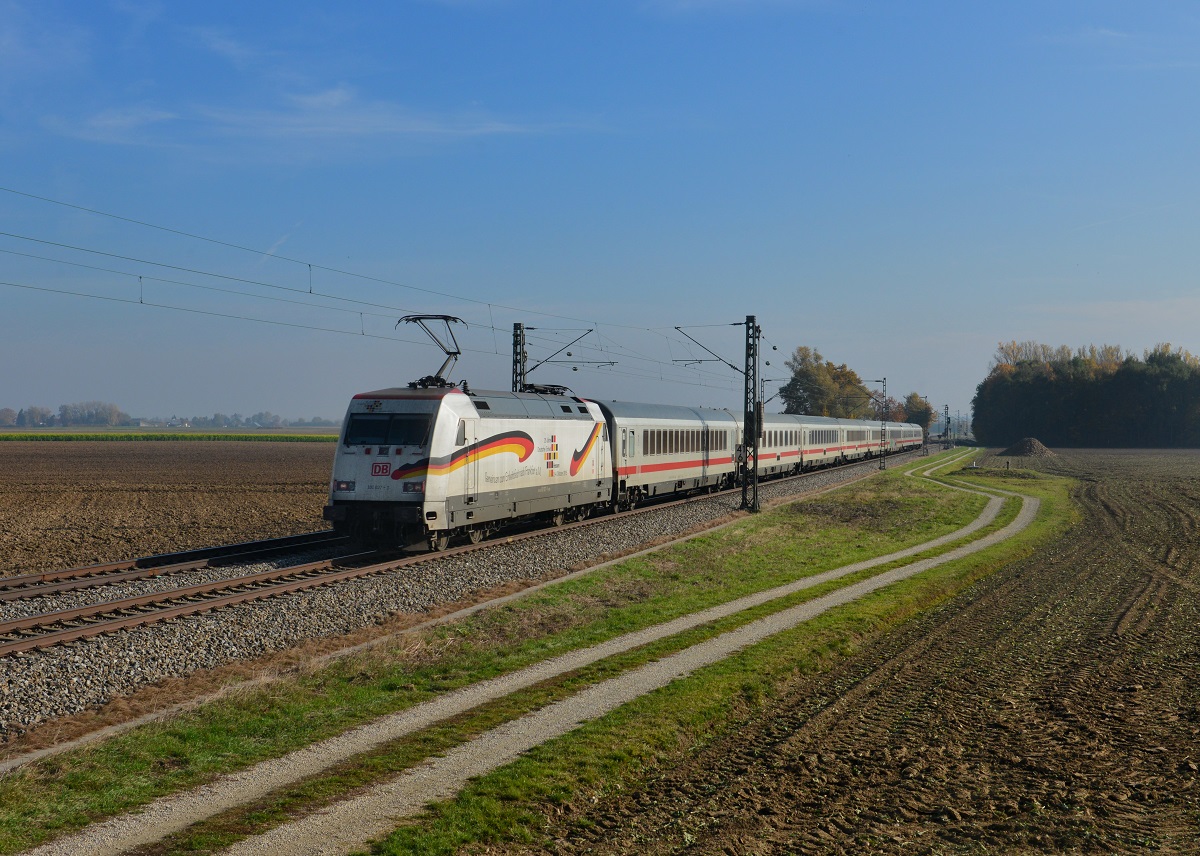 101 027 mit einer Leerfahrt nach Passau am 28.10.2015 bei Langenisarhofen. 