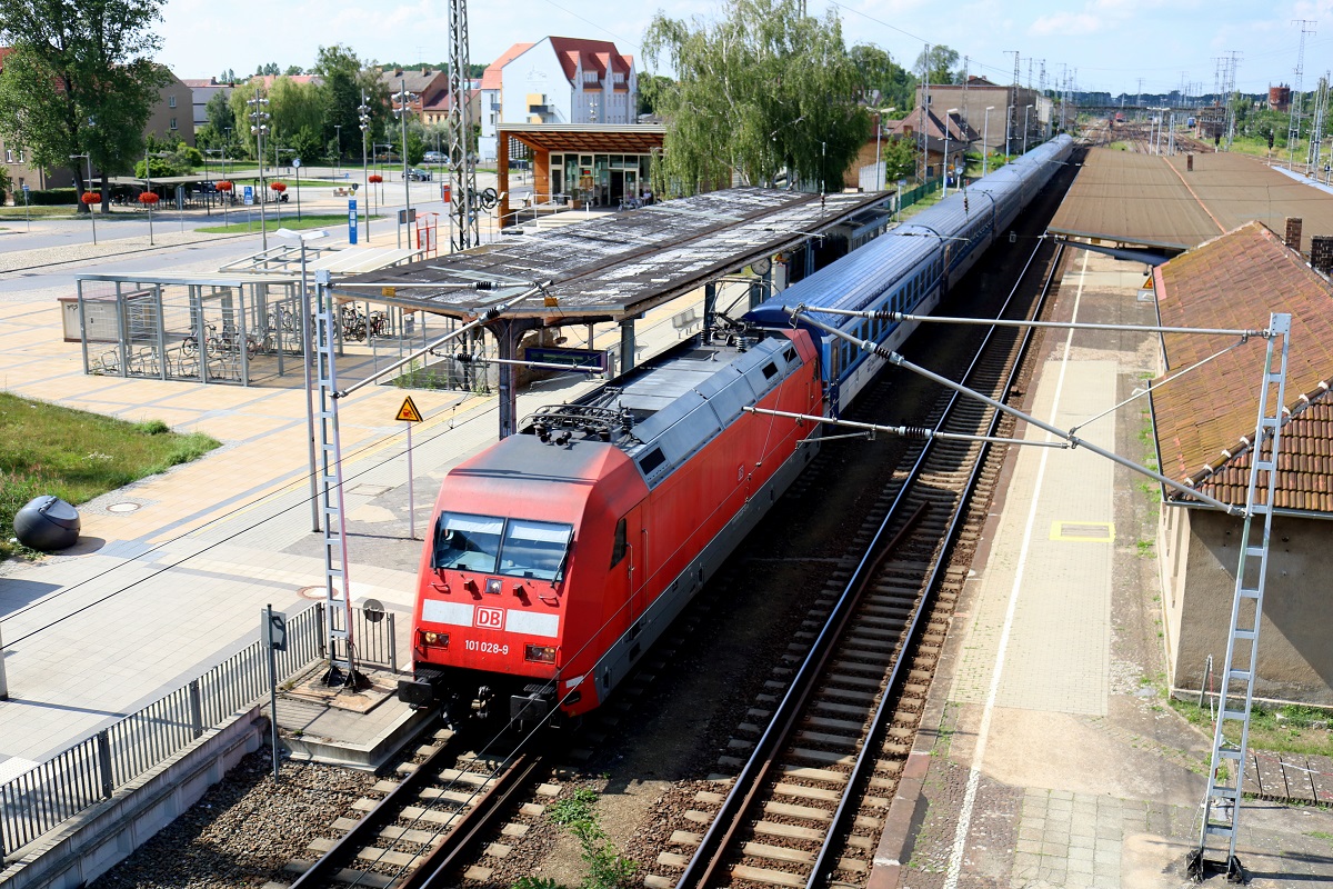 101 028-9 DB als EC 177 (Linie 27) von Hamburg Hbf nach Bad Schandau durchfährt den Bahnhof Falkenberg(Elster). [8.7.2017 - 16:09 Uhr]