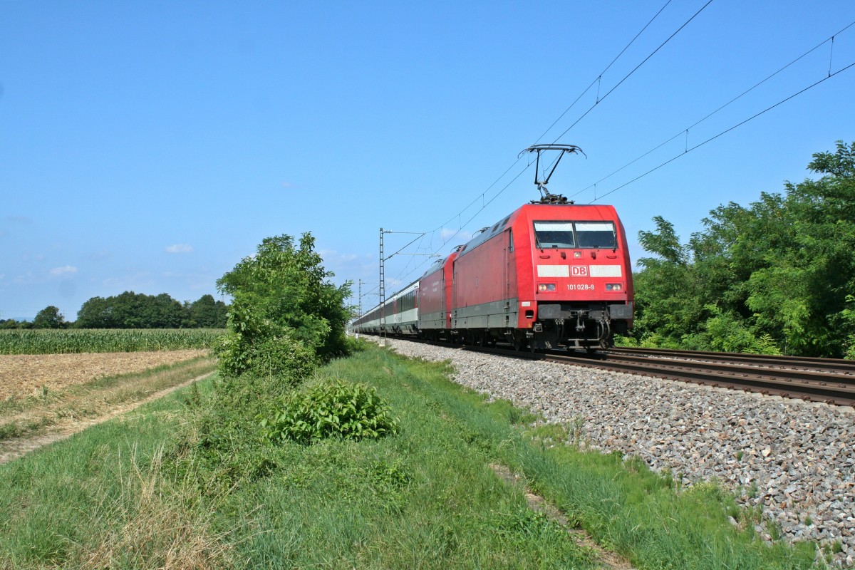 101 028-9 mit 101 105-5 und dem EC 9 am Nachmittag des 04.08.13 s�dlich von Buggigen.
Der Zug war gut eine halbe Stunde �berf�llig.