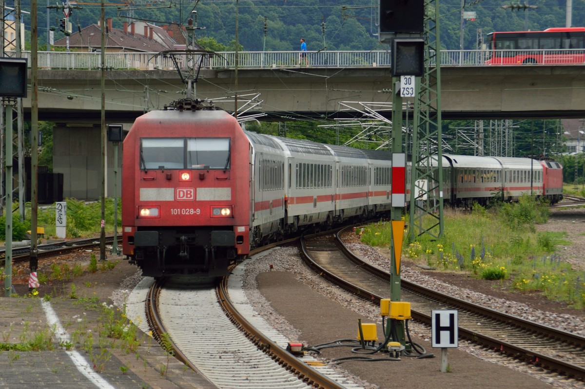 101 028-9 mit einem IC-Sandwich bei der Einfahrt in den Heidelberger Hbf. 29.5.2014