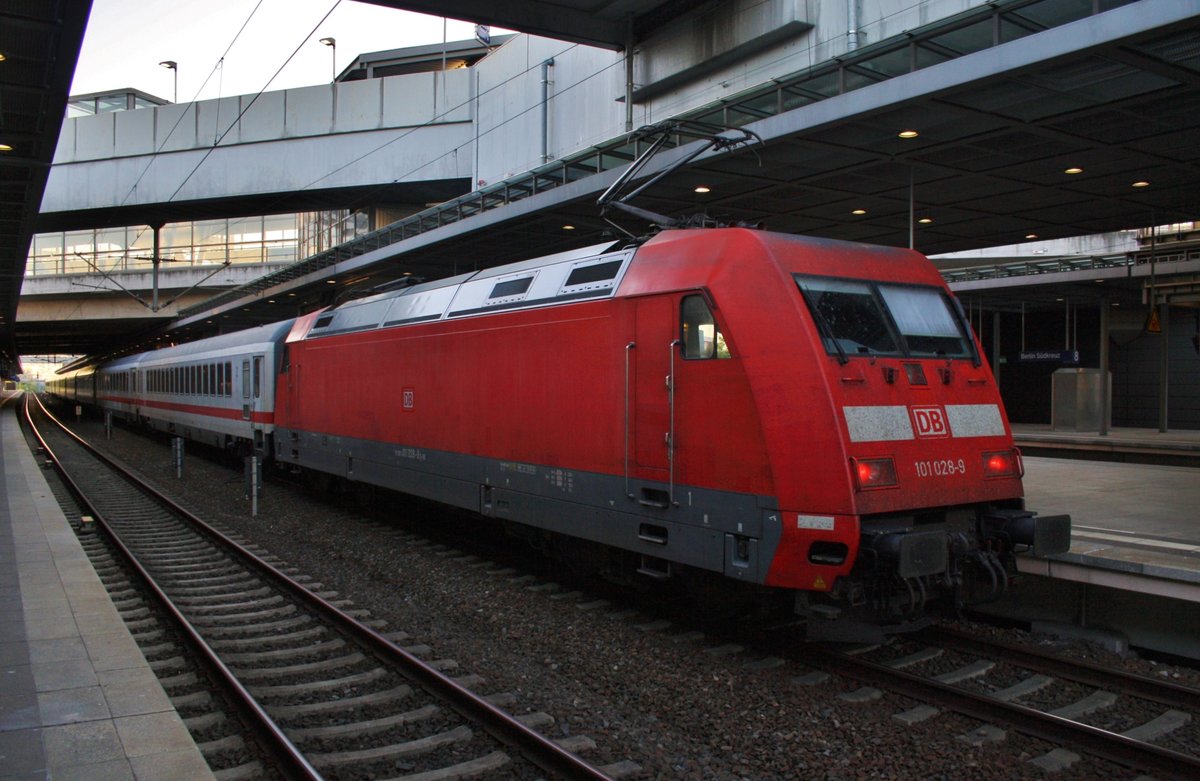 101 028-9 steht am Morgen des 28.5.2017 mit dem E28722 von Berlin Südkreuz nach Lutherstadt Wittenberg Hauptbahnhof in Berlin Südkreuz bereit.