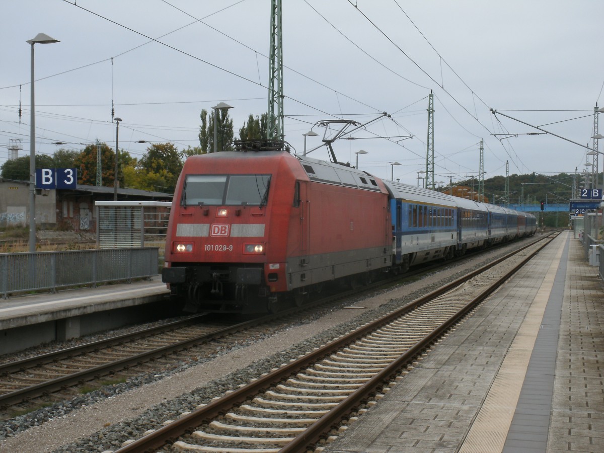 101 028 mit dem EC 378,Binz-Brno,am 06.Oktober 2013,beim Halt in Bergen/Rgen.