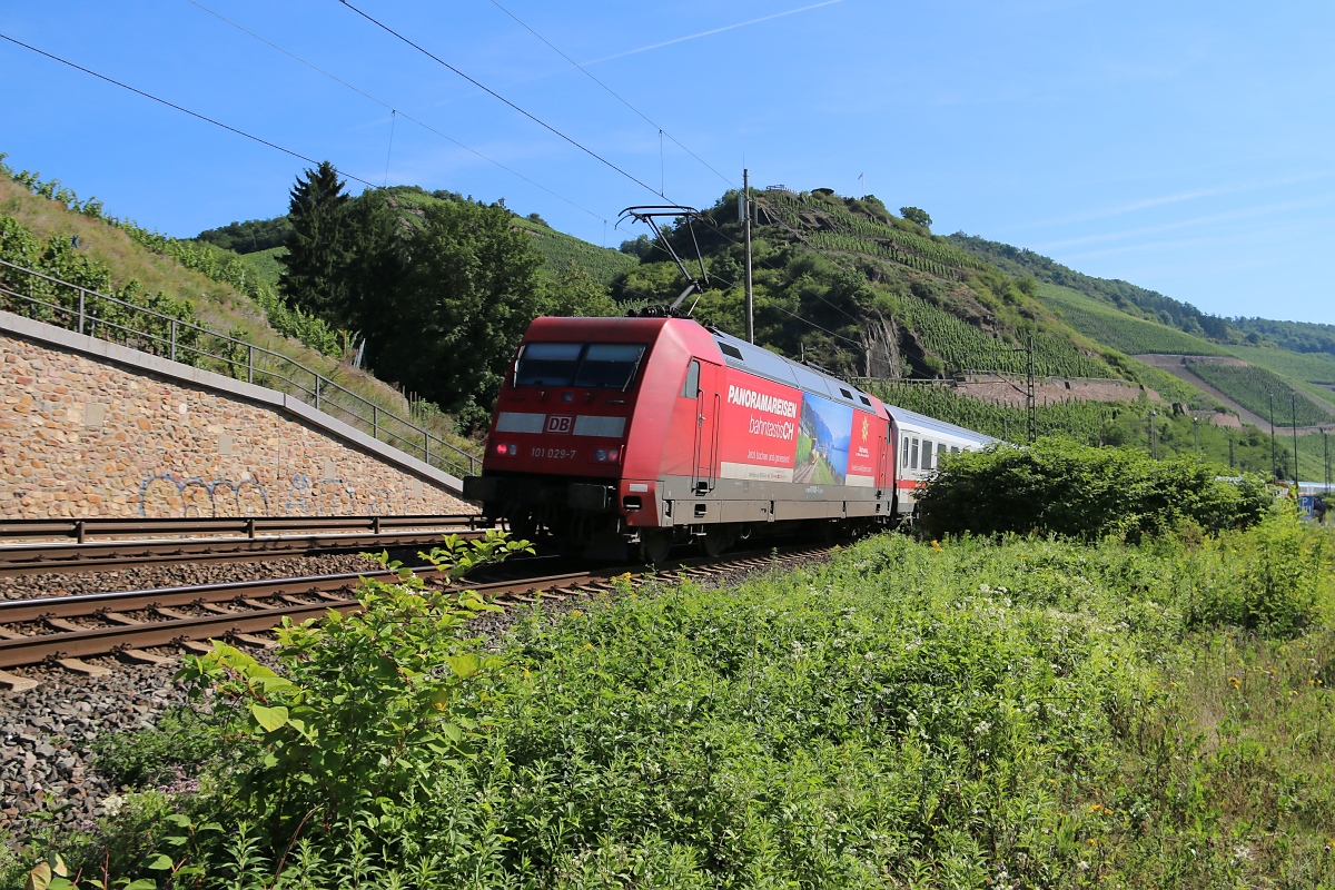 101 029-3 schiebend an einem IC. Aufgenommen am 18.07.2014 am Bopparder Hamm.