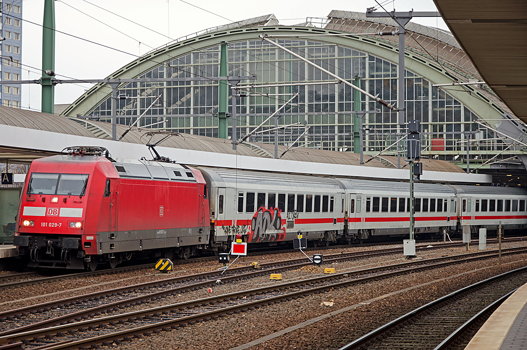 101 029-7 ( 91 80 6101 029-7 D-DB ), ABB Daimler-Benz Transportation (Deutschland) GmbH, [D]-Kassel KAS 33139, Baujahr 1996, Eigentümer: DB Fernverkehr AG, [D]-Frankfurt am Main, Bh Hamburg, vor der imposanten Halle des Ostbahnhof Berlin, 02.01.2014