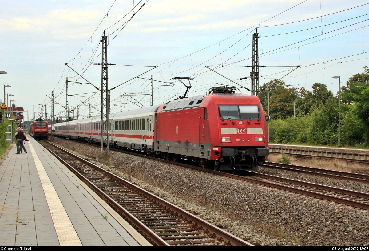 101 029-7 als IC 2212  Rügen  (Linie 30) von Koblenz Hbf nach Ostseebad Binz durchfährt den Bahnhof Büchen auf Gleis 2.
[5.8.2019 | 12:07 Uhr]