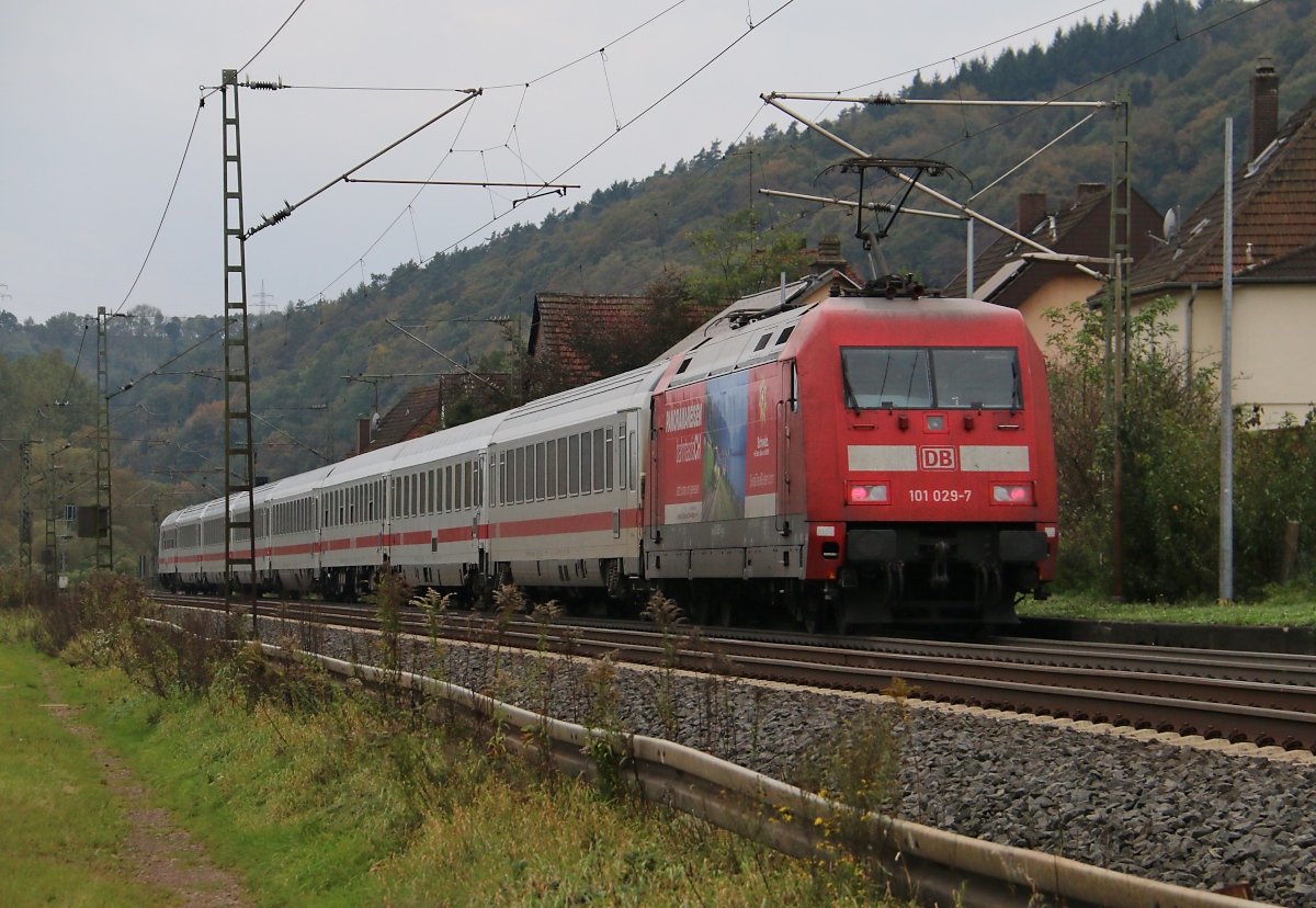 101 029-7 schiebt einen IC in Richtung Bad Hersfeld. Aufgenommen in Ludwigsau-Friedlos am 10.10.2014.