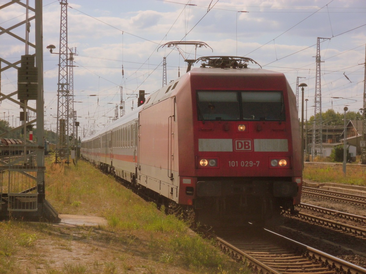 101 029 kam am 25.08.2013 mit dem IC 2239 von Warnemnde ber Wittenberge nach Stendal und weiter ber Magdeburg nach Dresden.