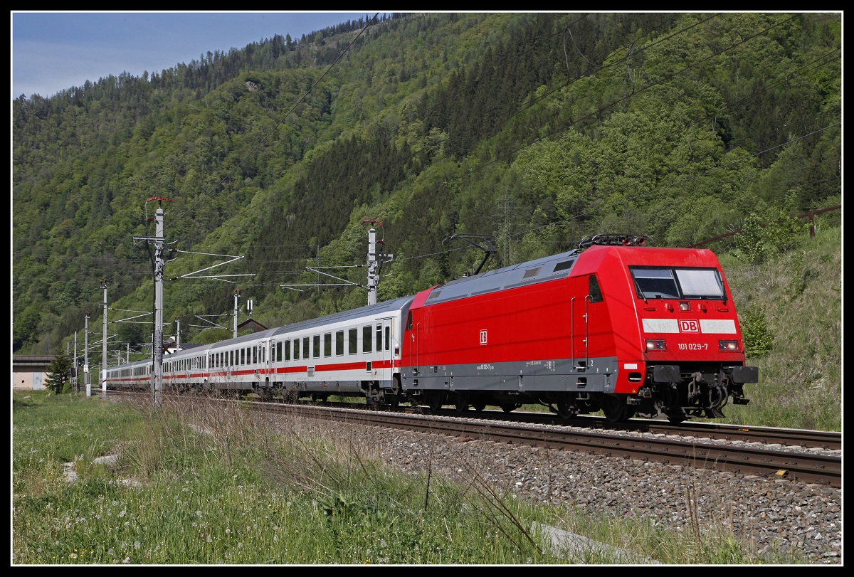 101 029 mit EC217 zwischen Bruck-Mur und Pernegg am 8.05.2020.
