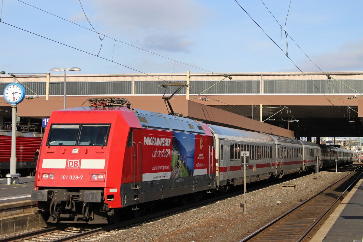 101 029  Panoramareisen bahntastiCH  mit einem IC bei der Abfahrt in Düsseldorf Hbf.