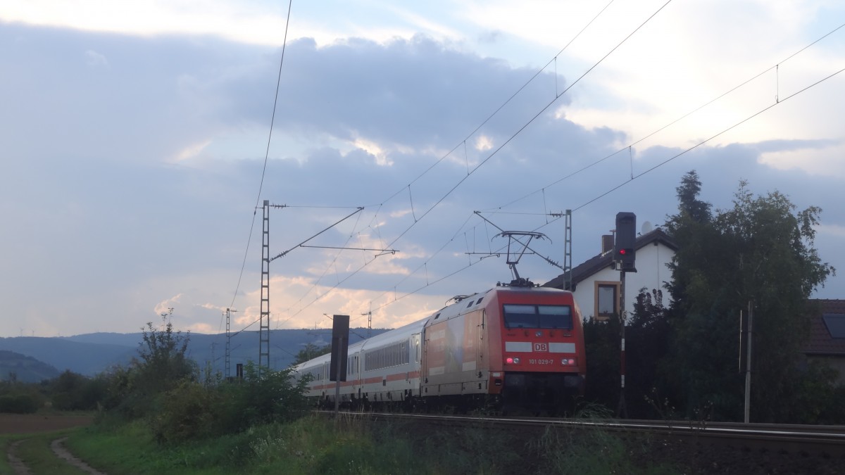 101 029 schob am 20.09.2014 den EC114 Klagenfurt-Dortmund. Hier ist sie gerade zwischen Gau-Algesheim und Bingen. 