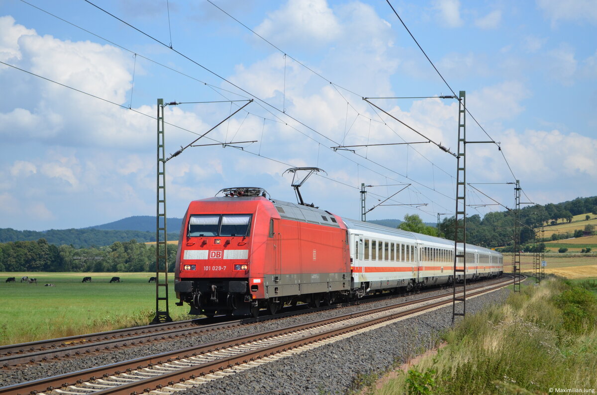 101 029 zieht am 13. August 2013 einen unbekannt gebliebenen InterCity durch das Haunetal in Richtung Fulda. 