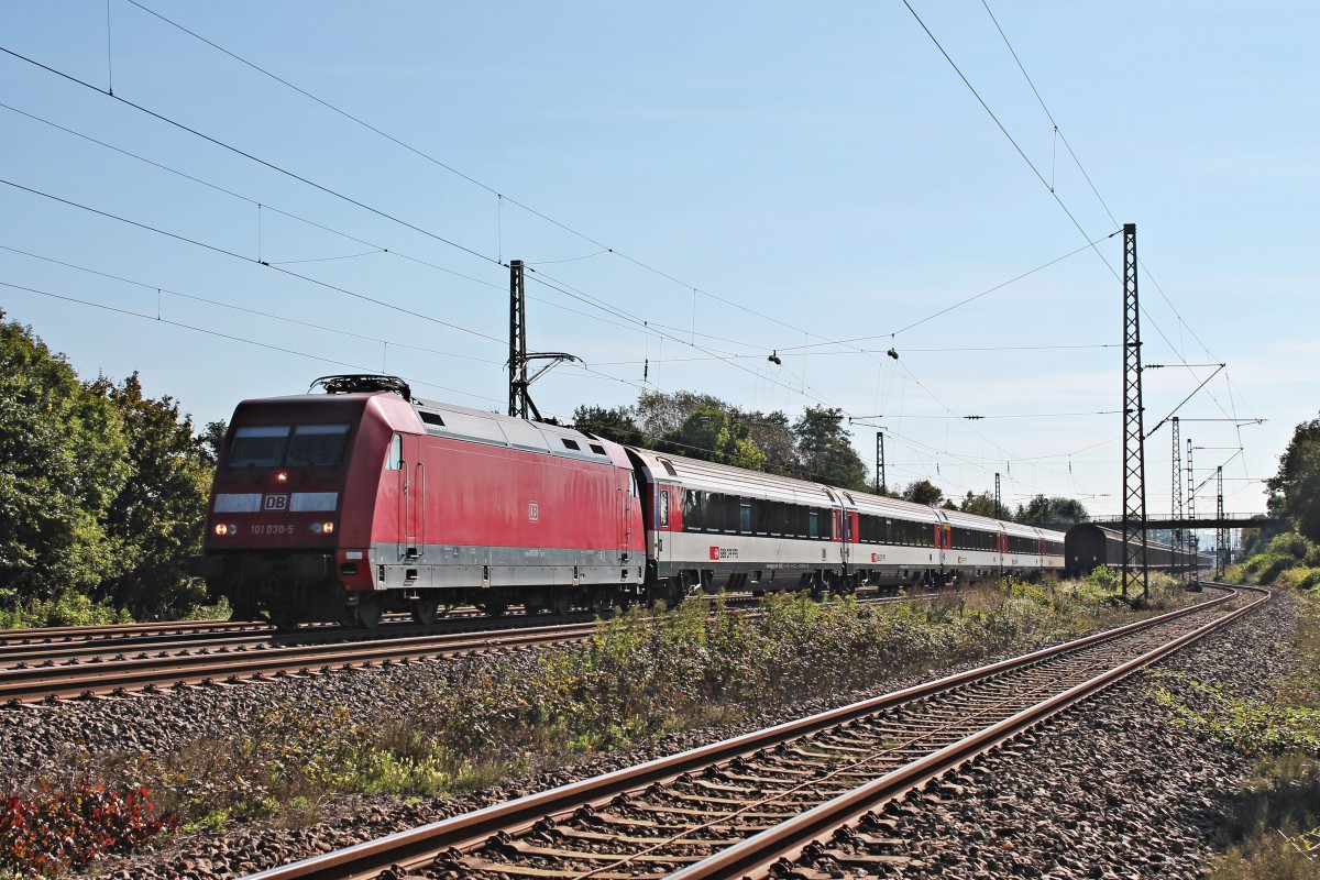 101 030-5 am 27.09.2014 mit dem EC 6 (Chur HB/Zürich HB - Hamburg Altona), als sie durch Orschweier gen Norden fuhr.