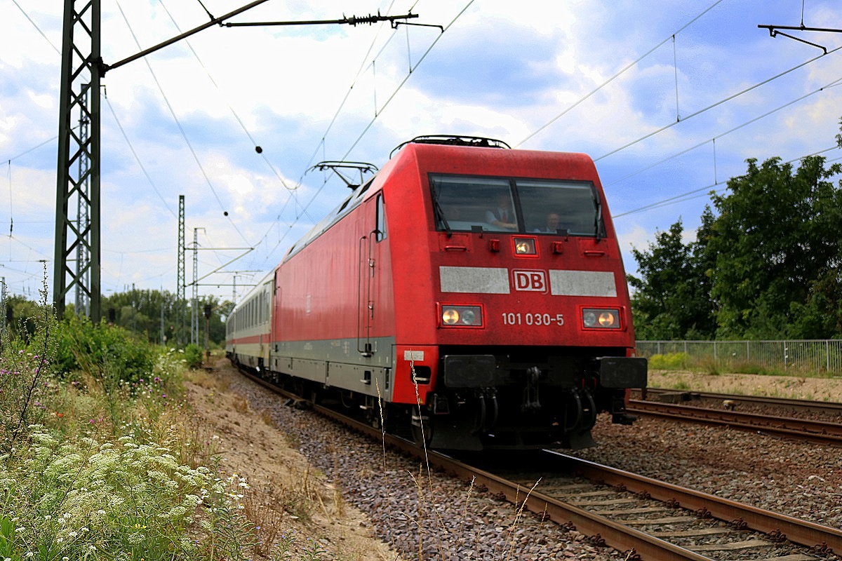 101 030-5 DB als unbekannter IC durchfährt den Bahnhof Biederitz Richtung Potsdam. [14.7.2017 - 12:47 Uhr]