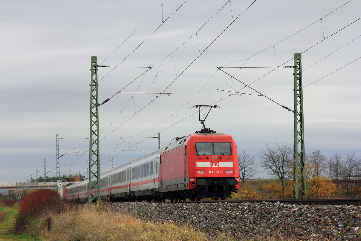 101 030-5 DB schiebt den IC2300 bei Lichtenfels am 10.11.2015.