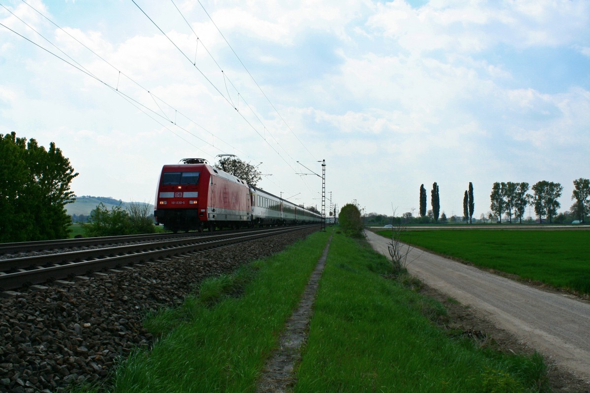 101 030-5 mit dem EC 8 von Zrich HB nach Hamburg-Altona am Mittag des 13.04.14 sdlich von Hgelheim.