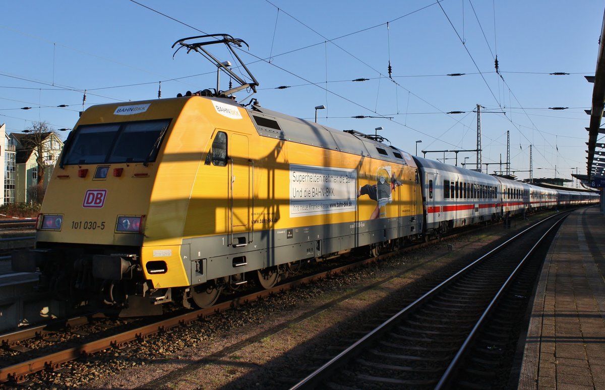 101 030-5 schiebt am 30.12.2020 den IC2212 von Koblenz Hauptbahnhof nach Ostseebad Binz aus dem Rostocker Hauptbahnhof. 