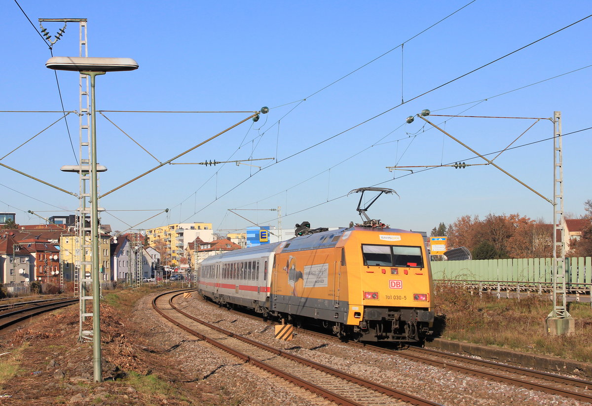 101 030  BahnKK  mit IC 1290 Salzburg-Frankfurt am 26.11.2020 in Stuttgart-Zuffenhausen. 