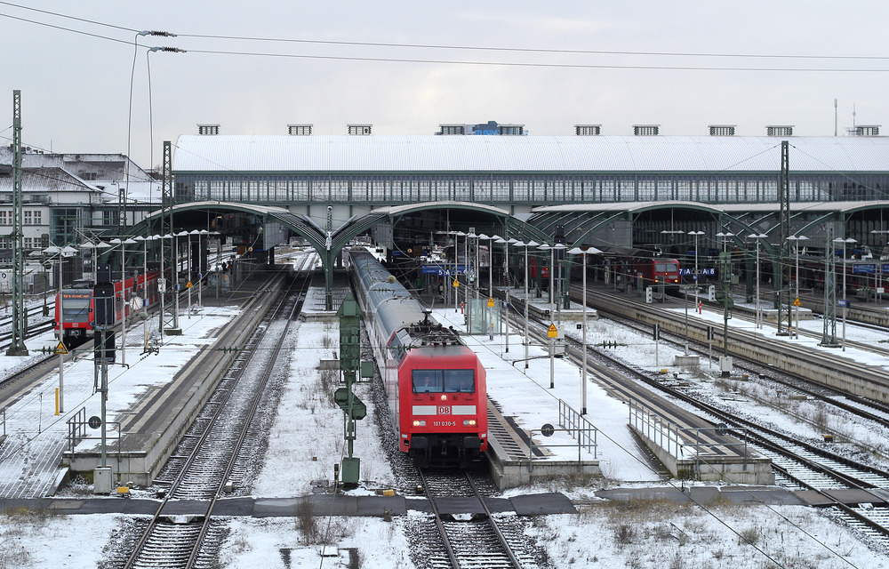 101 030 hat mit einem Fernverkehrszug im Hauptbahnhof von Darmstadt einen Zwischenstopp eingelegt.
Aufnahmedatum: 17.01.2016
