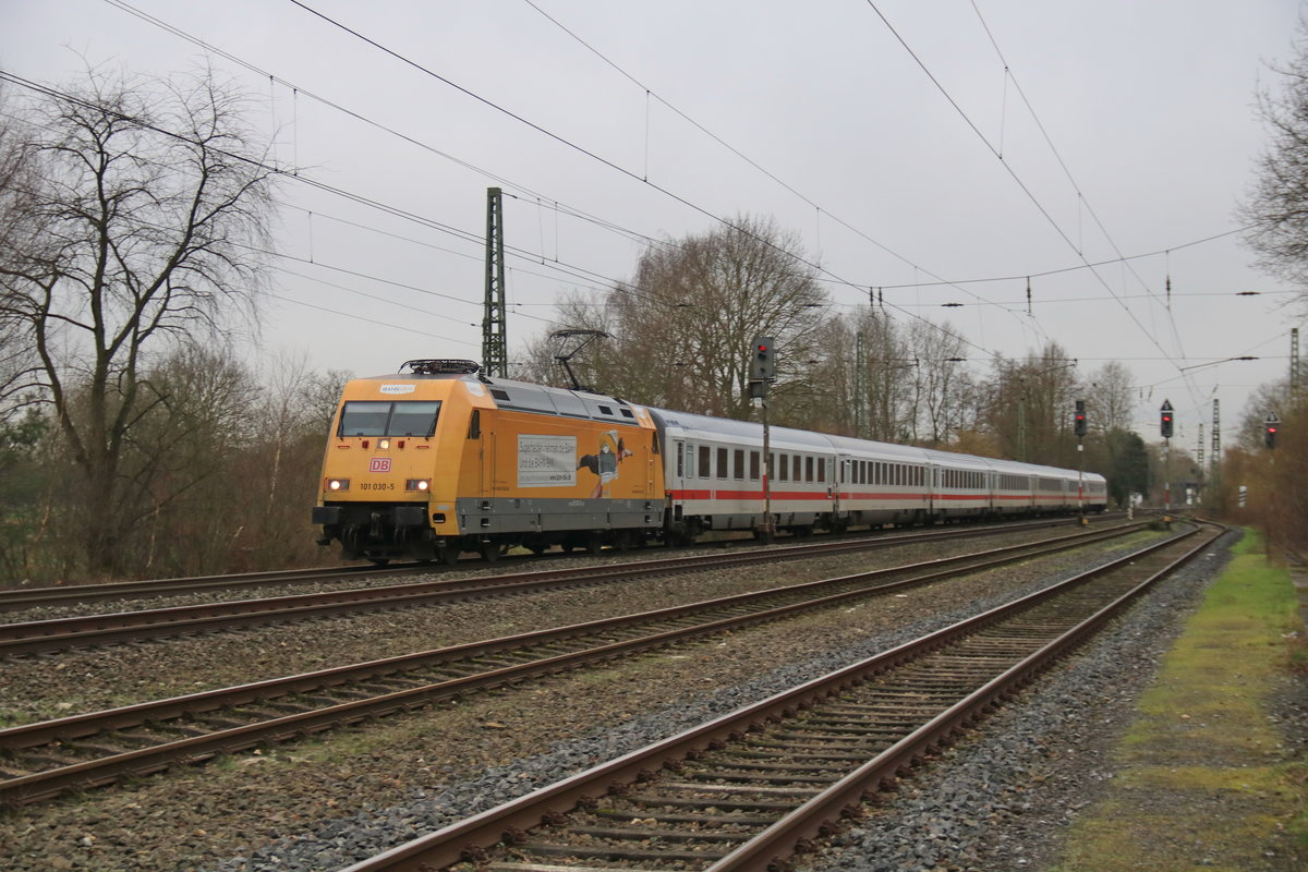 101 030 mit neuer Werbung für die BahnBKK zog am 24.2.2020 ihren Intercity durch das Münsterland in Richtung Nordseeküste