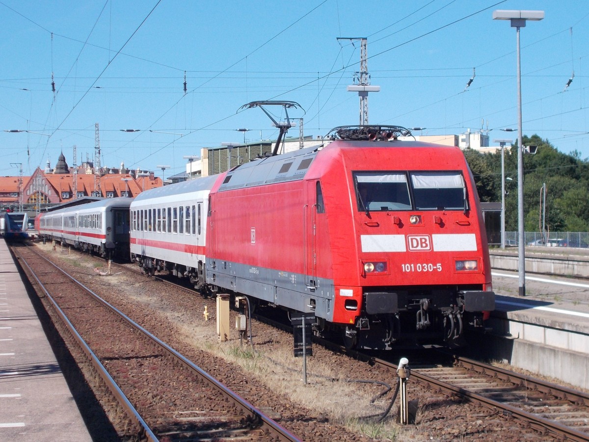 101 030 schob,am 09.August 2015,in Stralsund einen Bmz als Verstärkungswagen an den Uex 2427 Binz-Köln.