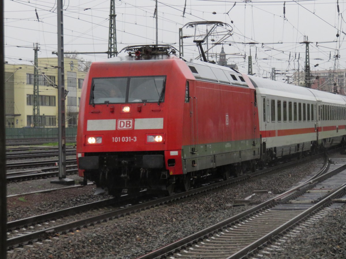 101 031 3 mit einem IC in Halle (Saale) HBF am 28.04.2015