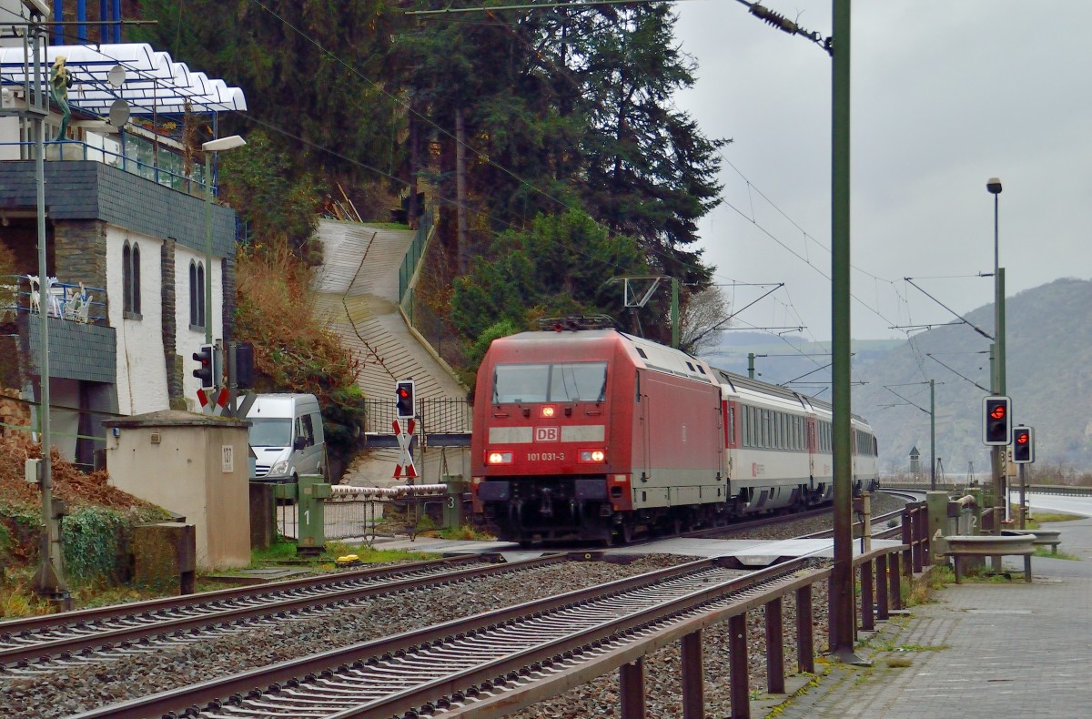 101 031-3 mit einem EC bergwärts fahrend durch das Mittelrheintal bei Kaub auf der linken Rheinseite.22.12.2013