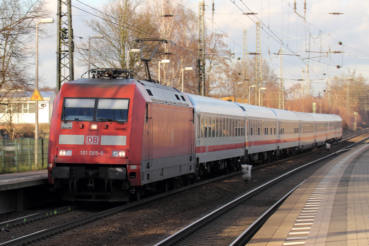 101 031-3 mit IC 132 nach Luxemburg bei der Durchfahrt in Recklinghausen-Süd 10.1.2014