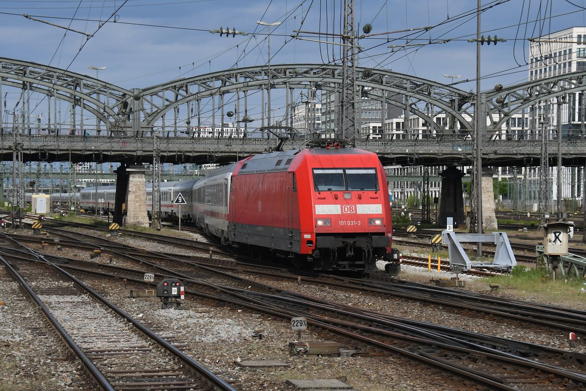 101 031 am 01.05.18 bei der Einfahrt München Hbf