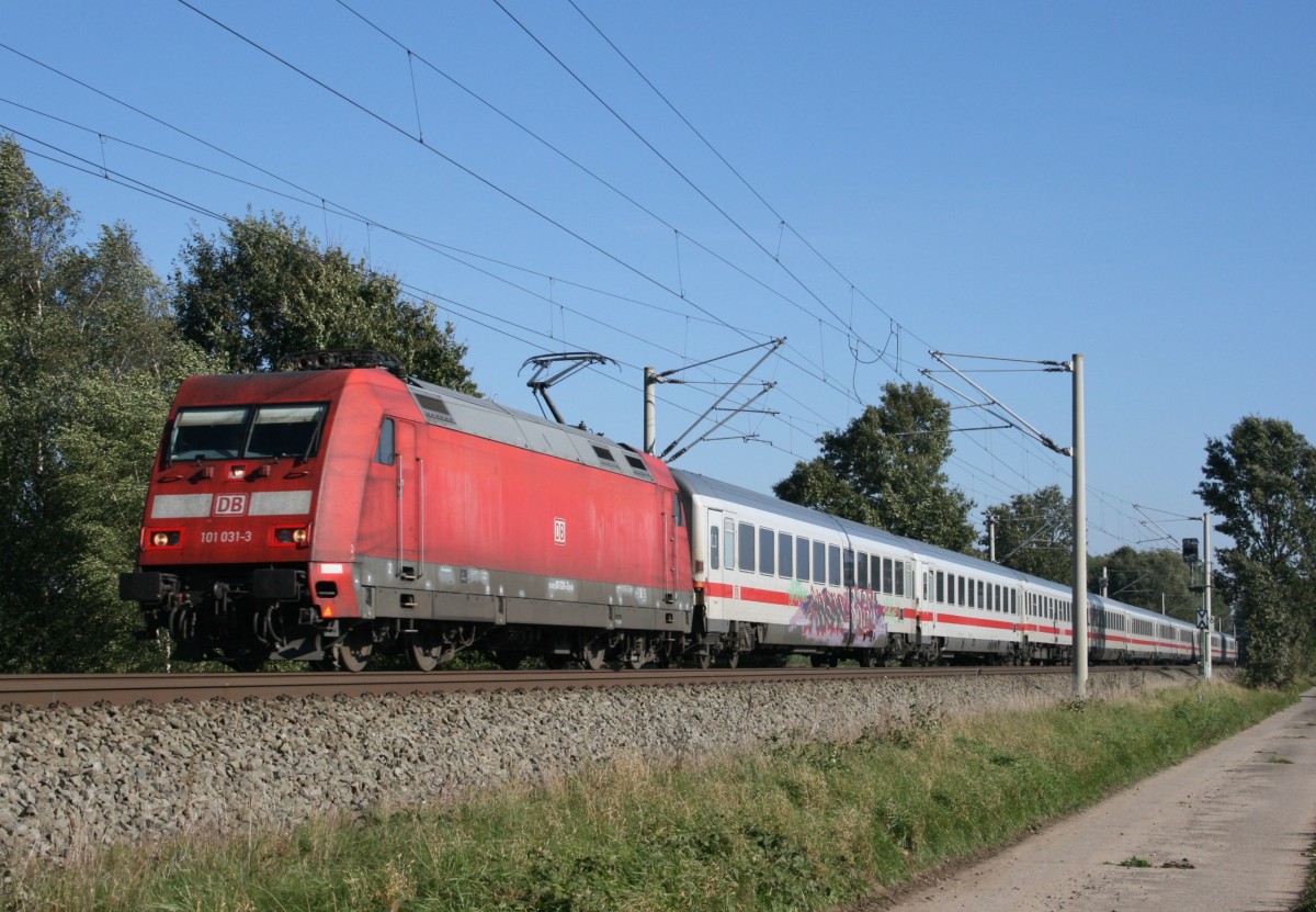 101 031 mit IC 2217 (Stralsund Hbf–Kln–Stuttgart Hbf) am 03.10.2013 zwischen Klecken und Buchholz (Nordheide)
