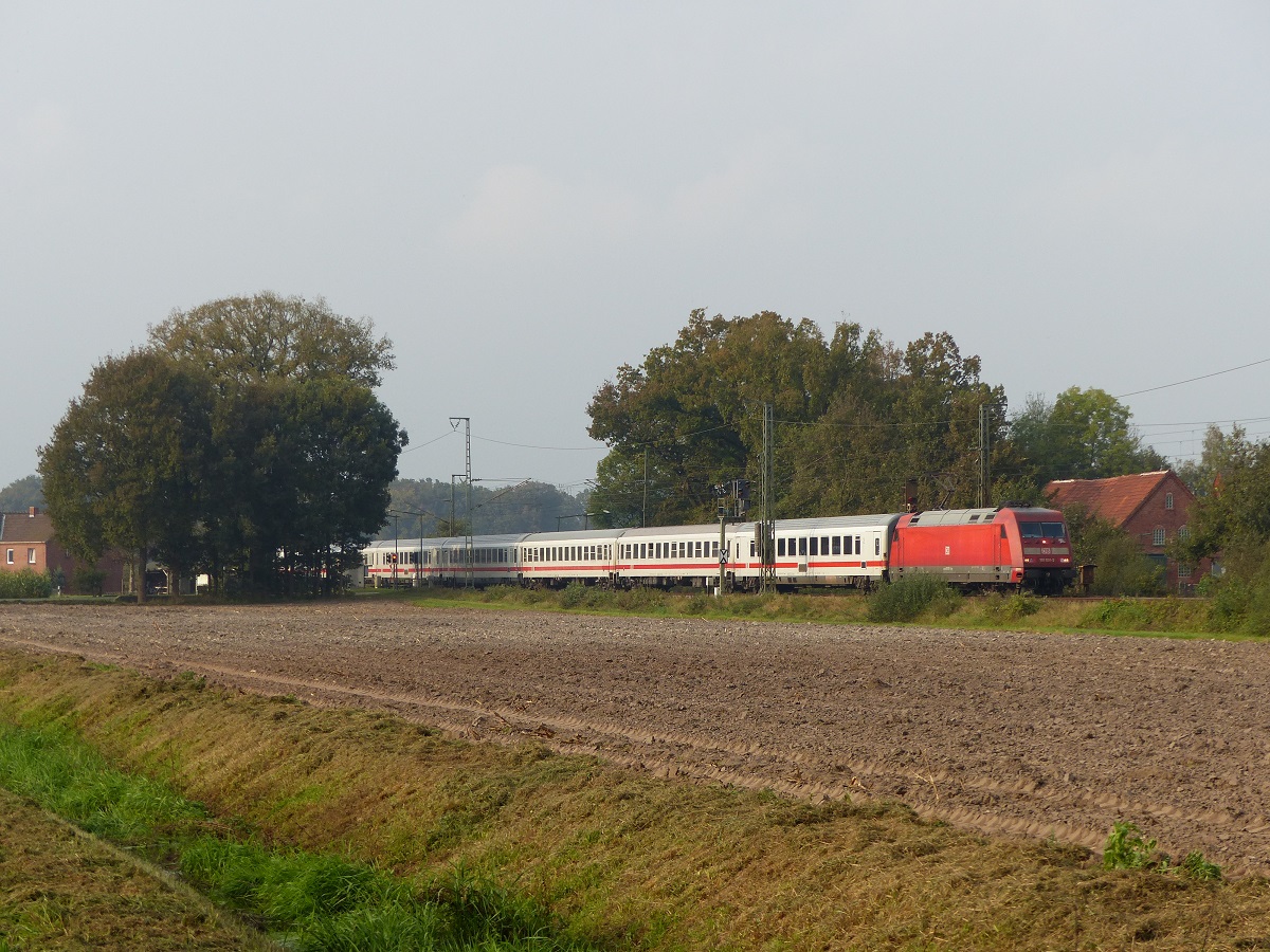 101 031 mit IC von Norddeich - Emden am ehemaligen Bk Deves, 02.10.14