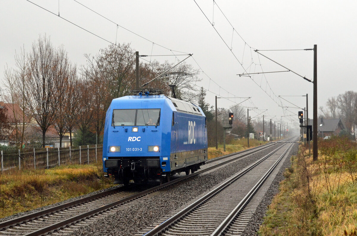 101 031 der RDC rollte am 14.12.23 als Probefahrt Richtung Dessau. Hier passiert sie Greppin.