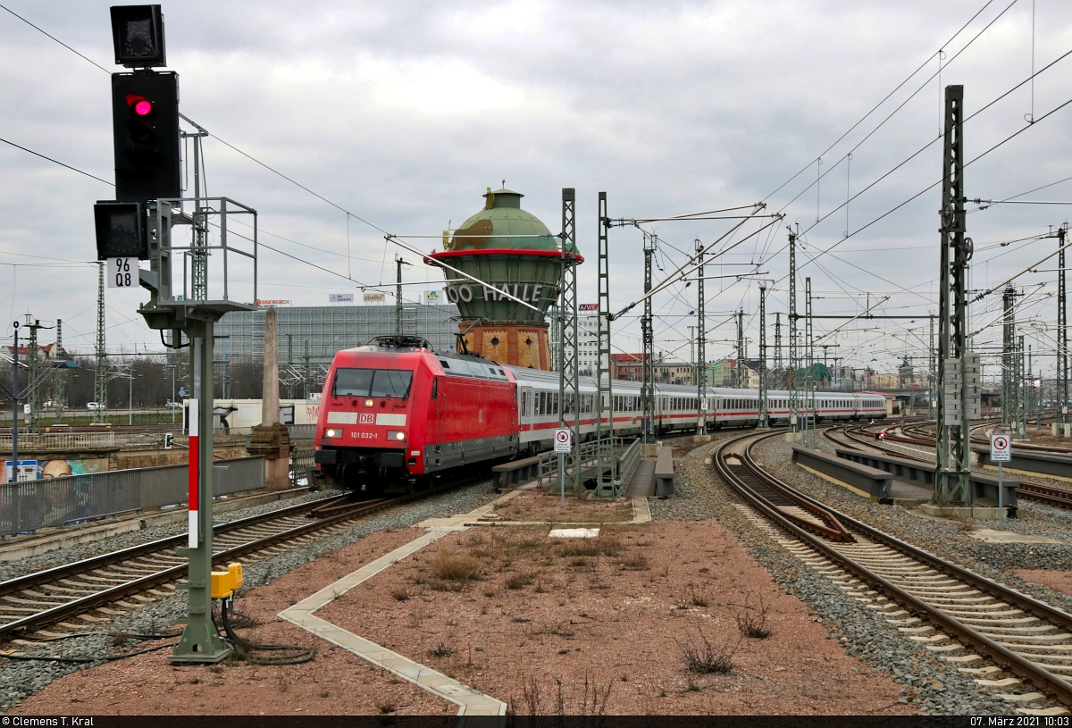 101 032-1 erreicht als Ersatzzug Halle(Saale)Hbf auf Gleis 8.
Aufgenommen am Ende des Bahnsteigs 8/9.

🧰 DB Fernverkehr
🚝 IC 2033 (Linie 56) Bremen Hbf–Leipzig Hbf [+10]
🕓 7.3.2021 | 10:03 Uhr