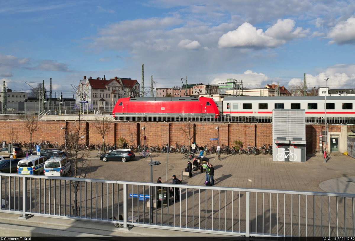 101 032-1 mit Zuglok 101 007-3 erreicht als Ersatzzug Halle(Saale)Hbf auf Gleis 8.
Aufgenommen von Bahnsteig 6/7.

🧰 DB Fernverkehr
🚝 IC 2239  Warnow  (Linie 56) Magdeburg Hbf–Leipzig Hbf
🕓 14.4.2021 | 17:52 Uhr