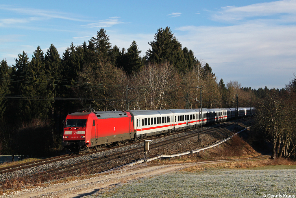 101 032 mit EC 218 am 28.12.2013 zwischen Bergen und Übersee.