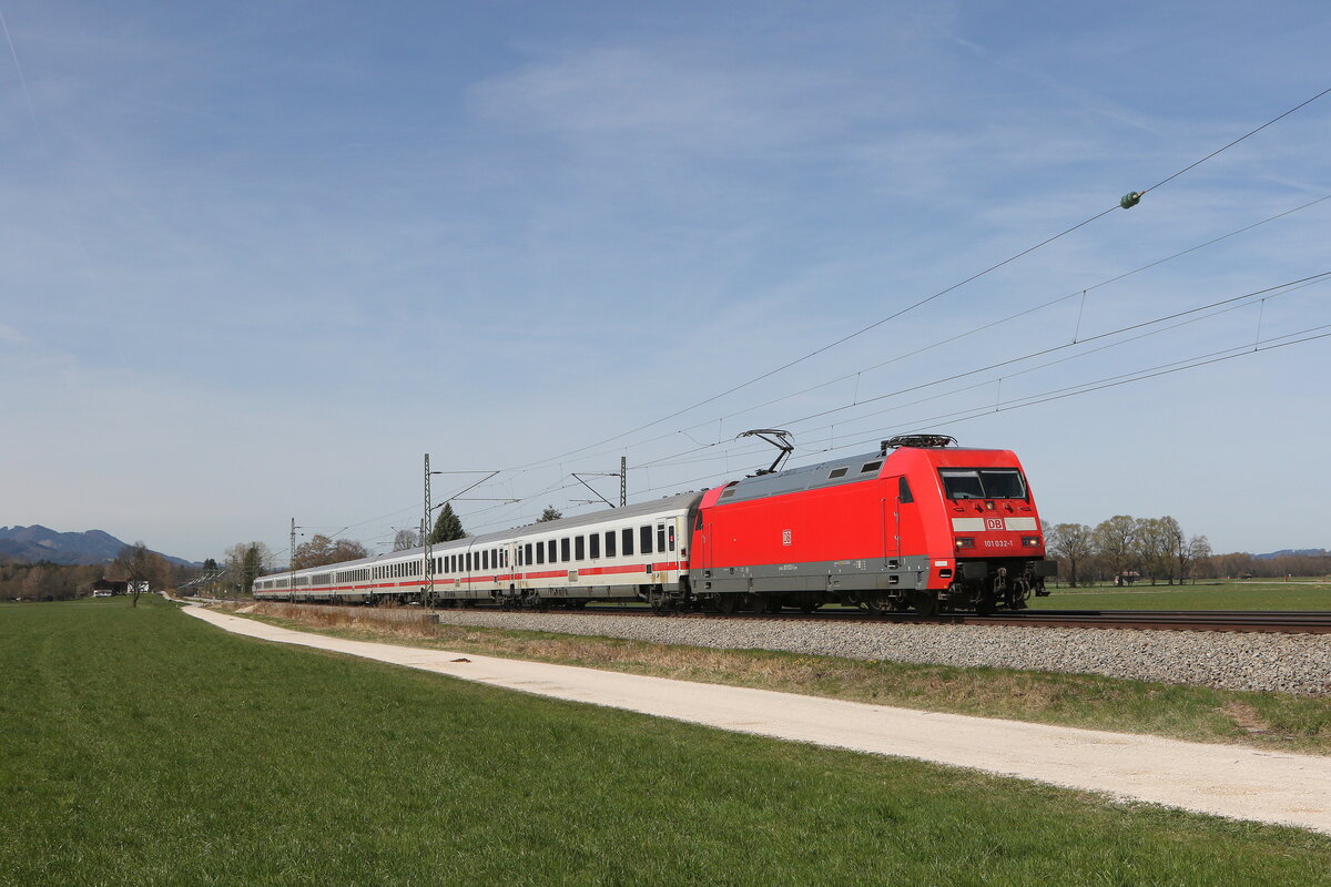 101 032 mit einem  EC  aus München kommend am 12. April 2022 bei Übersee am Chiemsee.