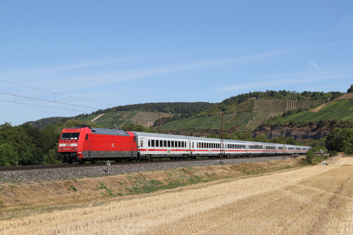 101 032 mit einem  IC  am 8. August 2022 bei Himmelstadt am Main.