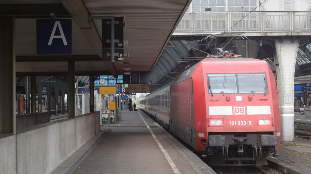 101 033 erreicht mit ihrem IC2268 den Endbahnhof Karlsruhe Hbf. August 2014.
