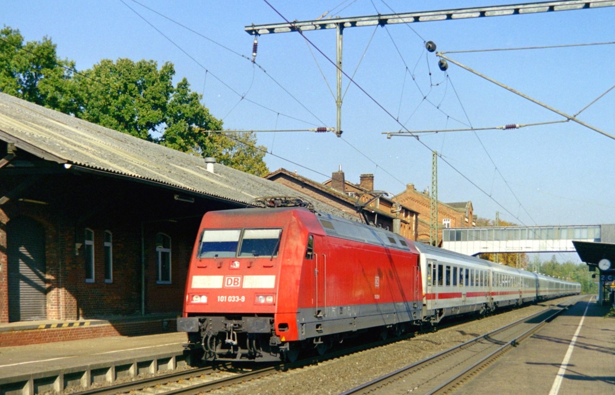 101 033 mit IC 2121 (Hamburg-Altona–Kln Hbf–Passau Hbf) am 19.10.2004 in Diepholz