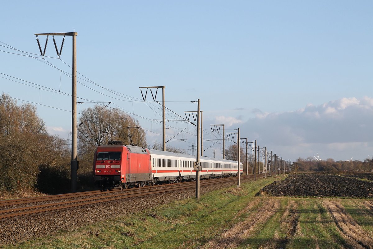 101 034-7 (Baujahr: 1996) mit IC 2204 Koblenz Hauptbahnhof-Emden Außenhafen bei Gandersum am 12-11-2015.