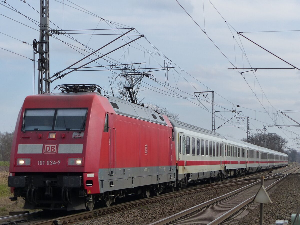 101 034 mit IC Berlin - Amsterdam bei Salzbergen, 12.03.2022