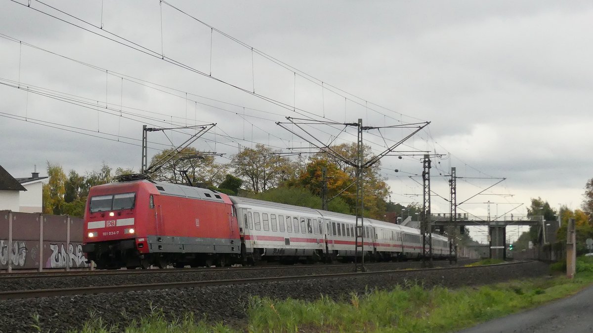 101 034 zieht einen Intercity durch Rodenbach in Richtung Fulda. Aufgenommen am 24.10.2018 16:49