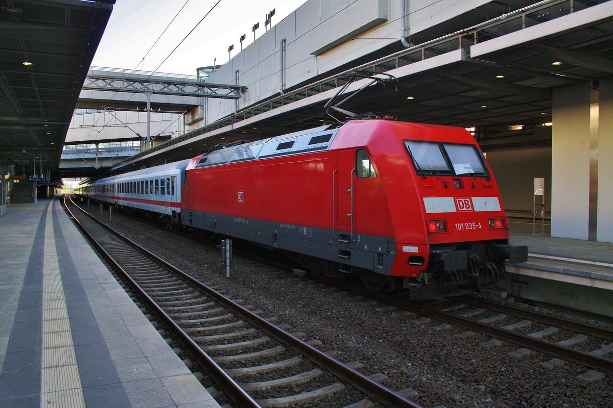 101 035-4 und 101 119-6 (Zugschluss) warten am 28.5.2017 mit dem E28738 nach Lutherstadt Wittenberg Hauptbahnhof in Berlin Südkreuz auf Abfahrt.