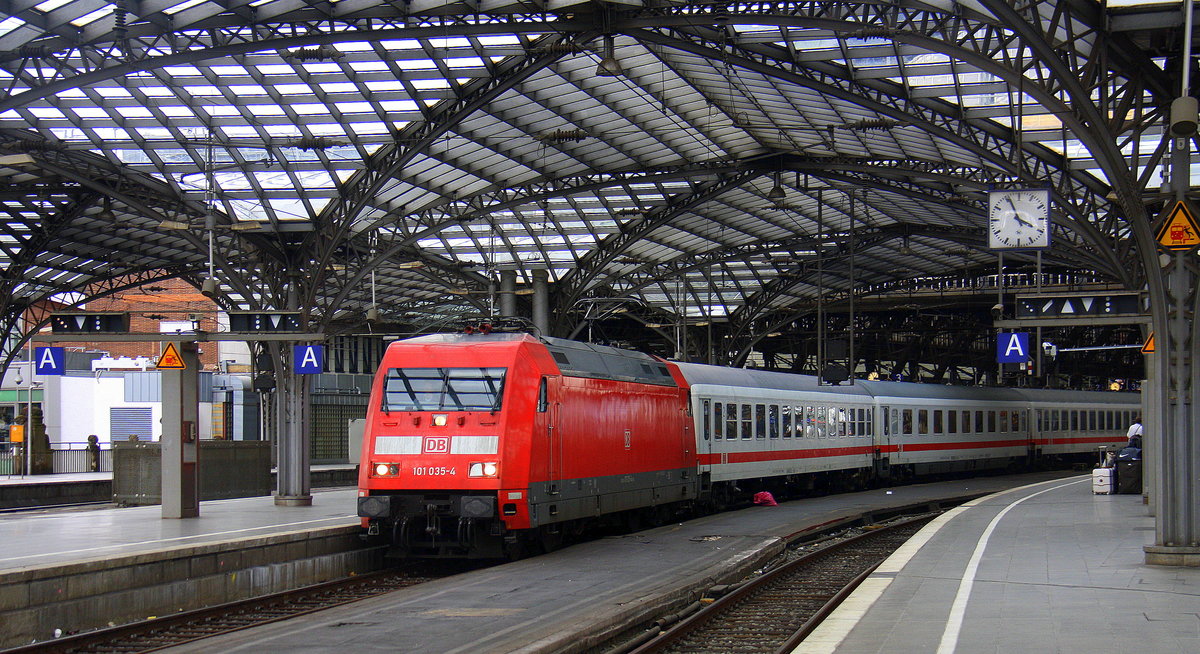 101 035-4 DB steht im Kölner-Hbf mit einem IC 2004 aus Karlsruhe-Hbf nach Emden-Hbf und  watet auf die Weiterfahrt nach Düsseldorf.
Aufgenommen von Bahnsteig 4 in Kölner-Hbf. 
Am Nachmittag vom 23.7.2017.