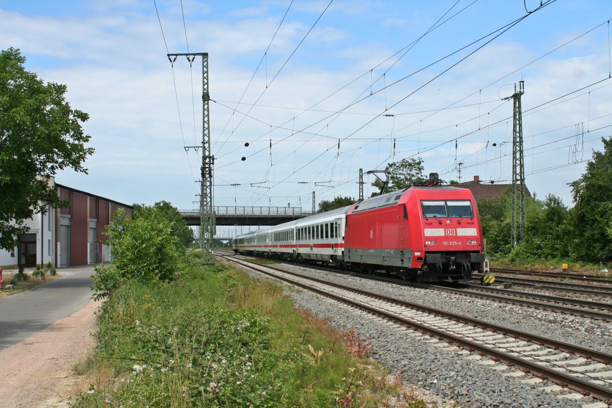 101 035-4 mit dem PbZ 2459 von Karlsruhe nach Basel Bad. Bf am Nachmittag des 14.06.14 im Bahnhof Mllheim (Baden).