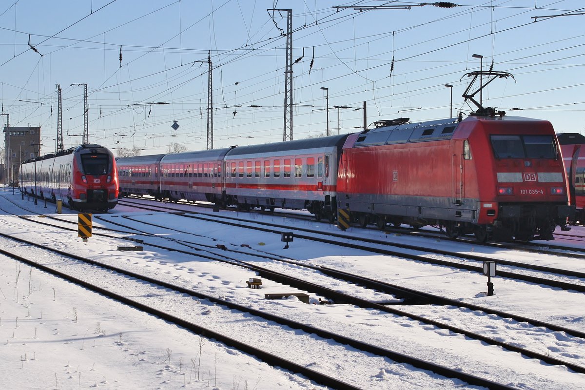 101 035-4 schiebt am 14.02.2021 den IC2239  Warnow  von Warnemünde nach Leipzig Hauptbahnhof aus dem Rostocker Hauptbahnhof. 