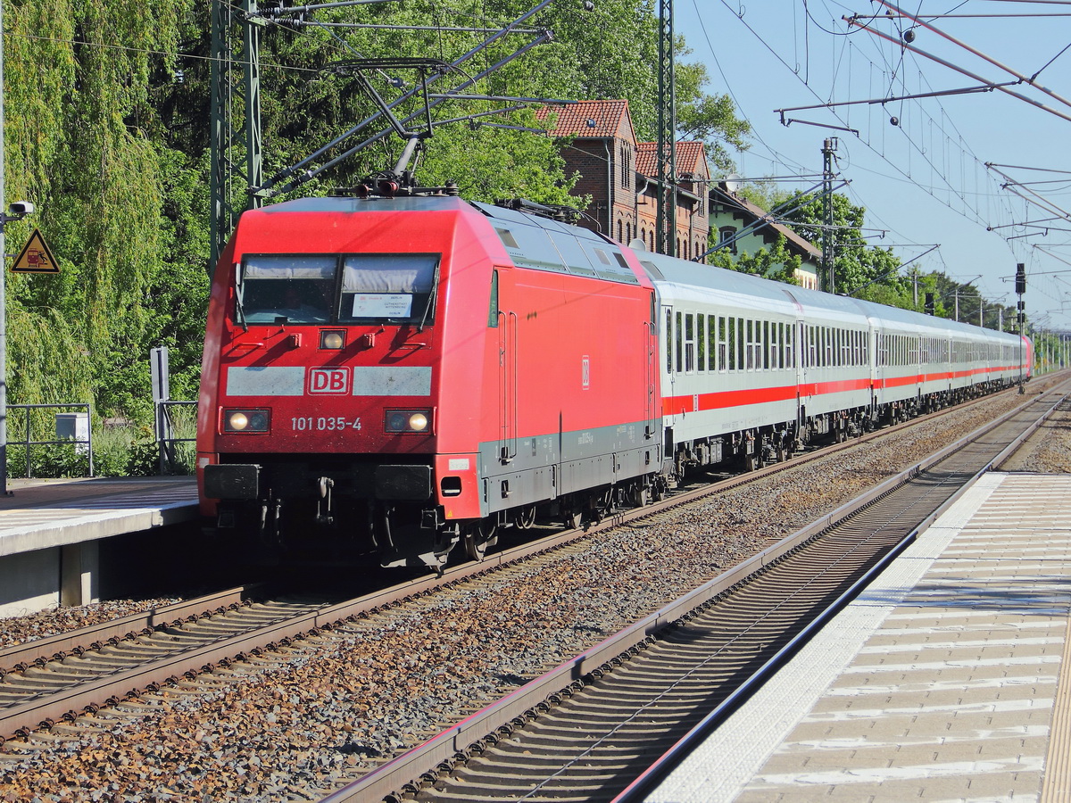 101 035-4 und eine unbekannt gebliebene Schublok (da war der IC-Steuerwagen des Gegenzug schon im Bild)  mit 10 IC Wagen als Sonderzug zum Kirchentag 2017 von Berlin nach Lutherstadt Wittenberg am 28. Mai 2017 in Großbeeren.		
